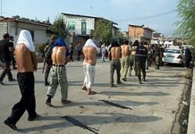 3 gra, lidhur me zinxhirë me burrat kanë parakaluar në kryeqytetin e Iranit