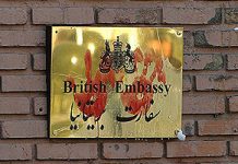 Rihapet Ambasada e Mbretërisë së Bashkuar në Iran me grafite mbi portretin e Mbretëreshës ku shkruhet “Vdekje Anglisë”