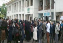 Mësuesit në Iranin verior dalin në protest për të drejtat e tyre