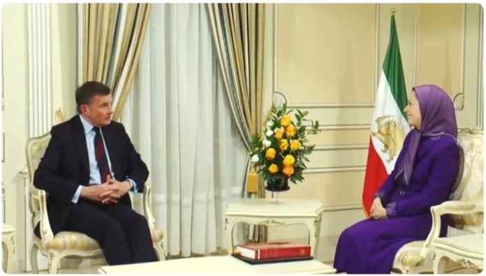 MARYAM RAJAVI DHE DAVID JONES TAKOHEN NË AUVERS-SUR-OISE MARYAM RAJAVI DHE DAVID JONES TAKOHEN NË AUVERS-SUR-OISE