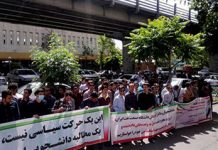 Nxënësit dhe mësuesit protestojnë jashtë parlamentit të regjimit iranian