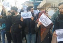 Iran: Qindra njerëz u mblodhën përpara burgut Evin në mbështetje të të burgosurit politik Arash Sadeghi