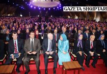 “Gati ta përmbysim regjimin iranian”, takimi i Xhon Mekein me muxhahedinët e Tiranës