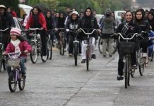 Agjentët e kontrollit të veshjeve të Inteligjencës të Regjimit Iranian përplasen me vajzat që kërcenin