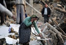 Regjimi i Iranit po pengon arritjen e ndihmave për viktimat e tërmetit, jo sanksionet e SHBA