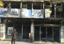 Iran: Protestuesit i vënë flakën portreteve të Khameneit, Ghassem Soleimanit, pushtojnë qendrat qeveritare