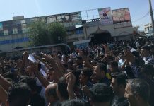 Ceremonia e Varrimit të Tre Martirëve të Kryengritjes së Kazerunit, me Thirrje: Vdekje Diktatorit