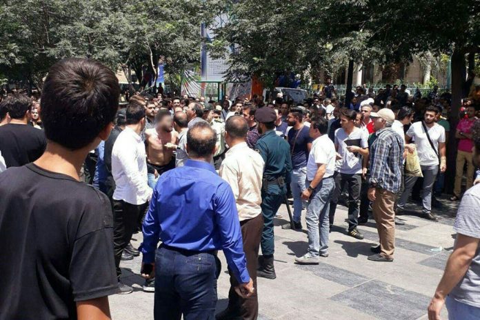 Forces-Attack-Protesting-Bazaar-Merchants-1