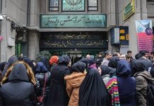 IRAN: Këpucarët Dalin në Grevë, Punëtorët, Akademikët, Studentët dhe Avokatët Protestojnë