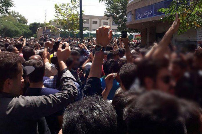 strikes-and-demonstrations-of-the-Bazaar-merchants-and-the-shopkeepers-in-Tehran-3