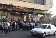 IRAN: Protestuesit në Karaj Thërrasin: Çmime të Larta! Inflacion! Nuk mund të Tolerojmë; Vdekje Diktatorit