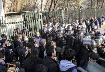 Iran: Mbi Njëqind Arrestime në Protestat e Gushtit; Thirrje për Aksion Urgjent për të Liruar të Burgosurit