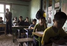 Fëmijët Iranianë Privohen nga Arsimimi Sepse nuk Kanë Mundësi të Blejnë Këpucë