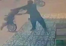 Agjenti i Sigurisë i Regjimit Iranian Rrah një Fëmijë Afgan