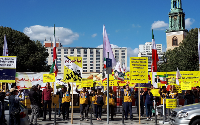 Iranian_opposition_MEK_supporters_protest_Berlin_800