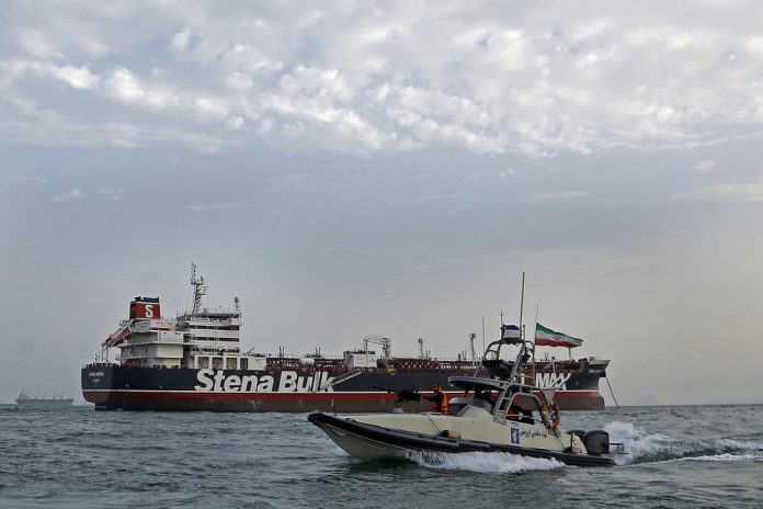 tanker_and_boat