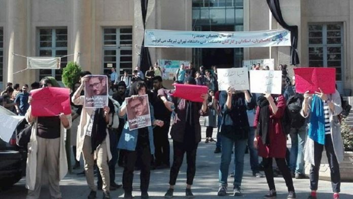 Iran-_Tehran_University-_students-_protest_-_against_Rouhanis_visit