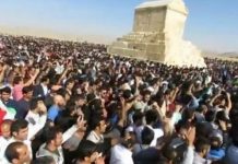 Iranianët Sfidojnë Regjimin Duke Kremtuar për Kirin e Madh