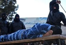 Të Rinjtë Rrahen Publikisht me Kamxhik në Iranin Veri-Lindor për Vjedhje