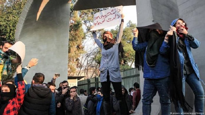 Kryengritja në Iranin Jug-lindor dhe Protestat e Pensionistëve Tregojnë Trazimin e Shoqërisë