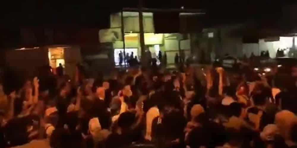 Iran: Nata e pestë rresht – Kryengritja në Ahvaz, Susangerd, Hoveyzeh, Mahshahr, dhe Shush, bllokohen autostradat e Andimeshk, Dezful, Khorramabad
