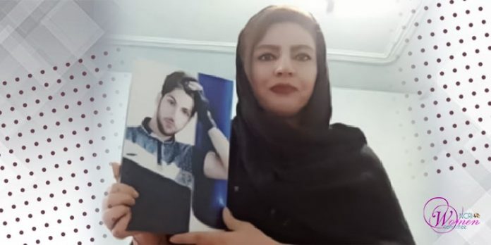 Farzaneh-Ansari-holding-the-picture-of-her-brother-min