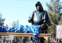 Irani dënon dymbëdhjetë aktivistë Azari me 888 goditje me kamzhik dhe 15 vjet burg në qytetin NW