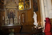 Pjesëmarrja në meshën e krishtlindjeve në katedralen e PONTOISE në PARIS, FRANCë