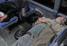 Iran: Në Mungesë të Një Strehe, Njerëzit Flenë në Autobusë