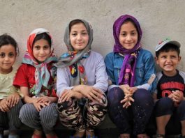 Fëmijët e Iranit përballen me dehidratim, thatësirë, ndotje të ajrit dhe padrejtësi