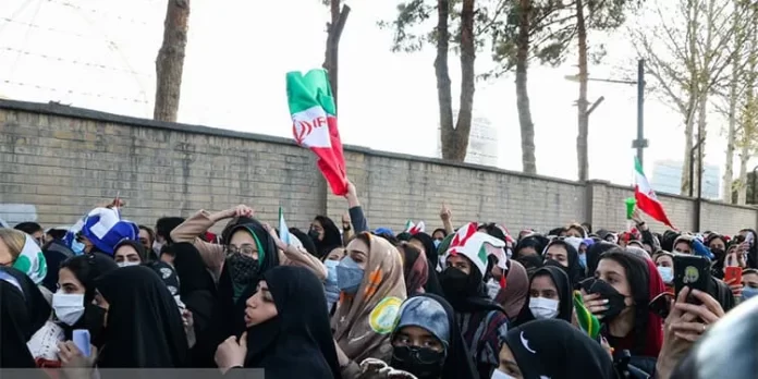 Women-attacked-with-pepper-gas-2