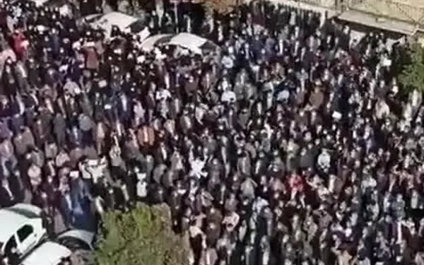 Iranian-teachers-protest-600x375