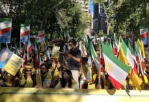 Gjatë retorikës së Raisi-t në UNGA, iranianët mblidhen në Nju Jork dënojnë vrasësin masiv