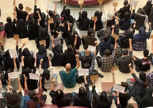 Vajzat e shkollave të mesme i bashkohen protestave në Iran në ditën e 18-të