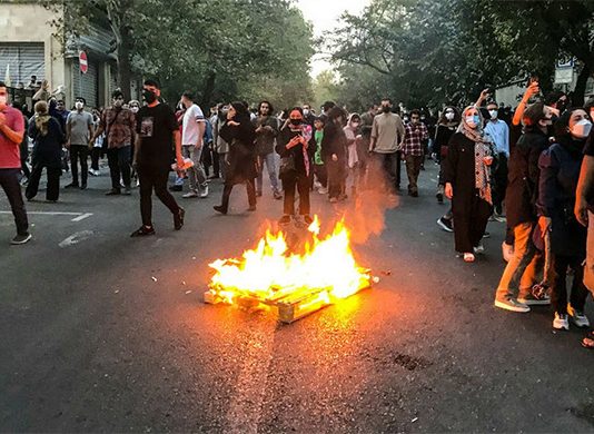 Qytetet e mëdha dhe të vogla të Iranit shpërthejnë në një valë të re të madhe protestash kundër regjimit