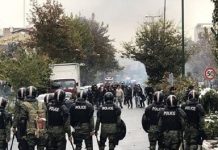 Në Teheran dhe në qytete të tjera shpërthyen protesta në natën e 95-të të kryengritjes, me thirrjet “Vdekje Khameneit”, “Me apo pa hixhab, përpara për revolucion”