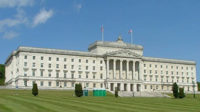 Parlamentit të Irlandës Veriore Shumica e Parlamentit të Irlandës Veriore miraton planin dhjetë-pikë të Maryam Raxhavi për ndryshime demokratike në Iran