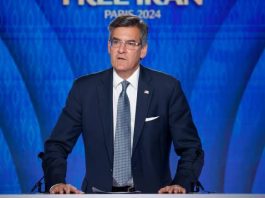 ambasadori amerikan Mitchell Reiss mbajti një fjalim në mbështetje të popullit iranian dhe rezistencës së tyre të organizuar (NCRI dhe MEK)