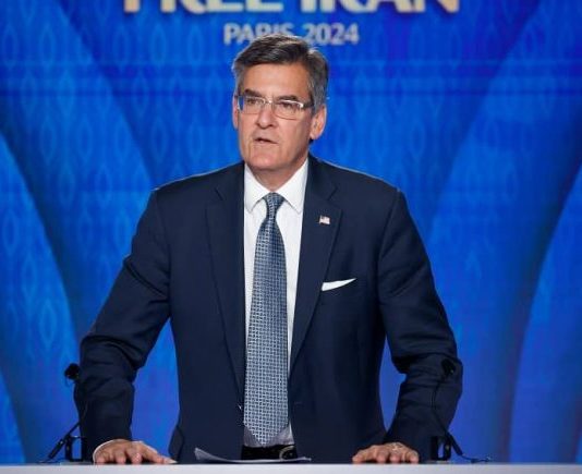 ambasadori amerikan Mitchell Reiss mbajti një fjalim në mbështetje të popullit iranian dhe rezistencës së tyre të organizuar (NCRI dhe MEK)