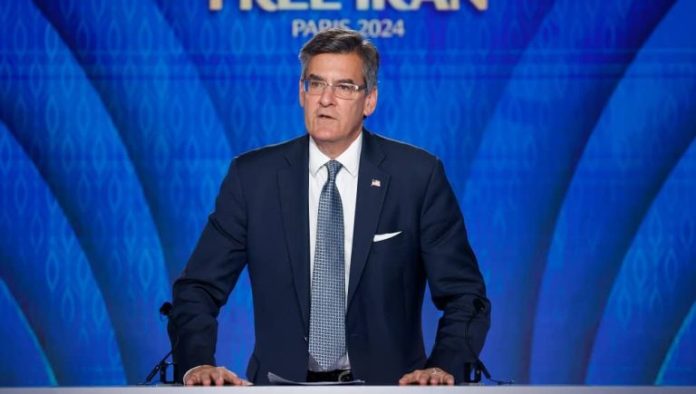 ambasadori amerikan Mitchell Reiss mbajti një fjalim në mbështetje të popullit iranian dhe rezistencës së tyre të organizuar (NCRI dhe MEK) ambasadori amerikan Mitchell Reiss mbajti një fjalim në mbështetje të popullit iranian dhe rezistencës së tyre të organizuar (NCRI dhe MEK)