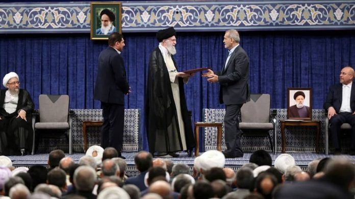 iran-ali-khamenei-masoud-pezeshkian-inauguration A do të ndryshojë diçka pasi Pezeshkian të zgjidhet president i Iranit?