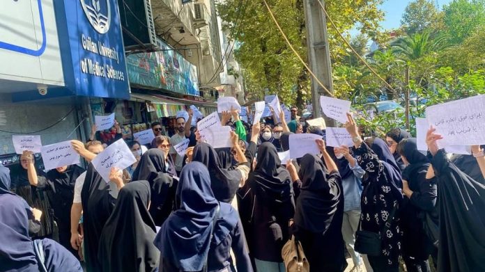 Dita e nëntëmbëdhjetë e protestave mbarëkombëtare të infermierëve në Iran Dita e nëntëmbëdhjetë e protestave mbarëkombëtare të infermierëve në Iran