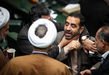 Fraksionet e regjimit iranian shpërthejnë në konflikt mbi zgjedhjet e diskutueshme të kabinetit të Pezeshkianit Fraksionet e regjimit iranian shpërthejnë në konflikt mbi zgjedhjet e diskutueshme të kabinetit të Pezeshkianit