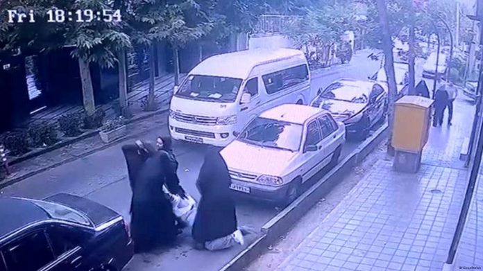 Sulm i dhunshëm dhe trajtim çnjerëzor i dy vajzave adoleshente nga policia e moralit në Iran