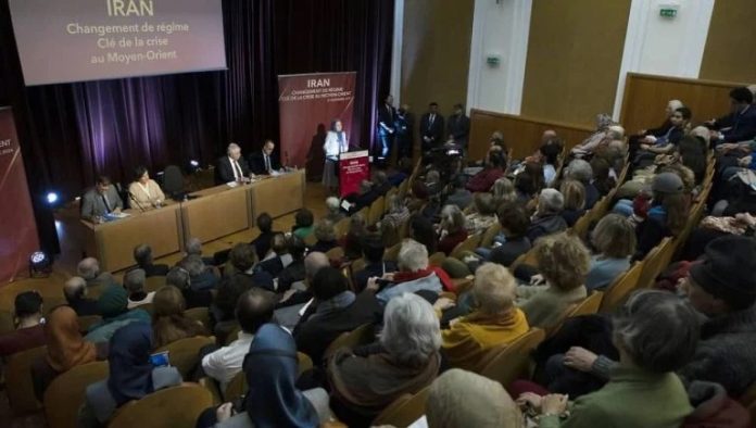 Konferenca e Parisit bën thirrje për ndryshimin e regjimit të Iranit Konferenca e Parisit bën thirrje për ndryshimin e regjimit të Iranit si zgjidhje për paqëndrueshmërinë në Lindjen e Mesme