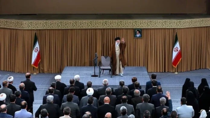 Më 22 janar 2025, udhëheqësi suprem i regjimit iranian Ali Khamenei iu drejtua një grupi të etiketuar si aktivistë të sektorit privat nga media shtetërore Më 22 janar 2025, udhëheqësi suprem i regjimit iranian Ali Khamenei iu drejtua një grupi të etiketuar si "aktivistë të sektorit privat" nga media shtetërore.