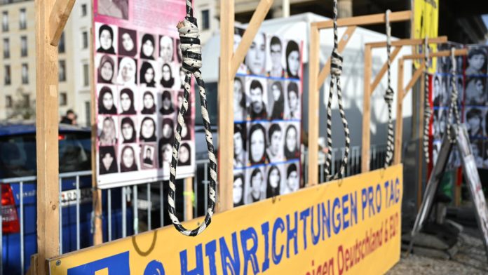 Regjimi i Iranit ekzekuton 21 të burgosur në mes të shkurtit- Dy gra mes 830 të ekzekutuarve nën Pezeshkian