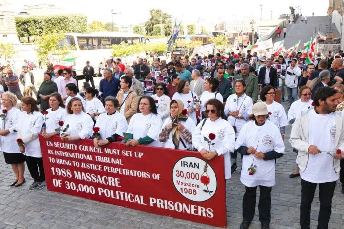 Mbështetësit e Rezistencës Iraniane në Suedi mblidhen për të kërkuar drejtësi për viktimat e masakrës së vitit 1988 Mbështetësit e Rezistencës Iraniane në Suedi mblidhen për të kërkuar drejtësi për viktimat e masakrës së vitit 1988