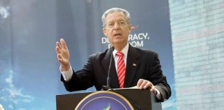 Ambasadori Sam Brownback, në një tubim në Nju Jork, deklaroi se revolucioni i udhëhequr nga gratë dhe rinia do të sjellë lirinë në Iran