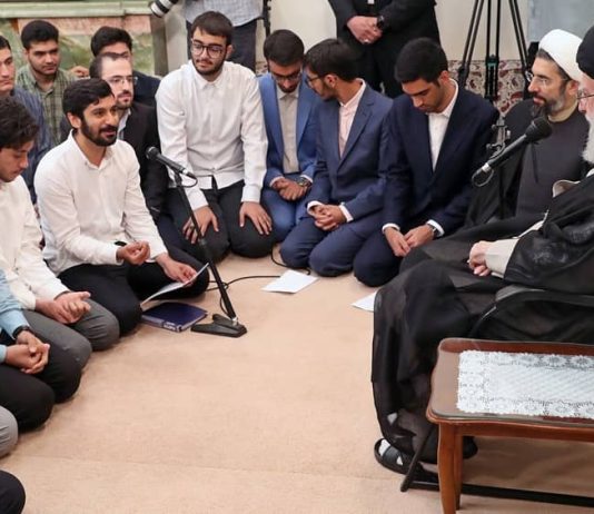 Fjalimi Sfidues i Khamenei-t: Një Regjim në Mohim dhe Rënie Fjalimi i fundit i Ali Khamenei-t më 20 tetor 2025 zbulon një regjim iranian në krizë